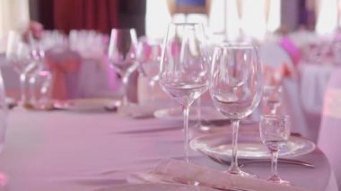 Bir etkinlik ya da düğün resepsiyonu için masalar hazır. Lokantada yemek hazırlayan lüks bir masa. kadehler ve yemekler.