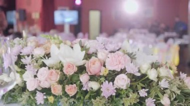 Bir etkinlik ya da düğün resepsiyonu için masalar hazır. Lokantada yemek hazırlayan lüks bir masa. kadehler ve yemekler.