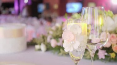 Bir etkinlik ya da düğün resepsiyonu için masalar hazır. Lokantada yemek hazırlayan lüks bir masa. kadehler ve yemekler.