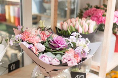 Çiçek Dükkanı kavramı. Farklı çeşitleri taze bahar çiçek çiçekler için buzdolabı odasında. Raf, çiçekçi iş buketleri.