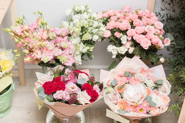 Concepto de floristería. Diferentes variedades de flores frescas de primavera en el refrigerador habitación para flores. Ramos en estante, floristería . —  Fotos de Stock