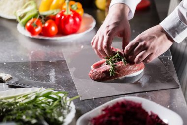 Nadir koyunlar rosemary ile Marine için hazır. Ateşle tavada pişirme. Profesyonel şef yemek Restoran bir mutfak.