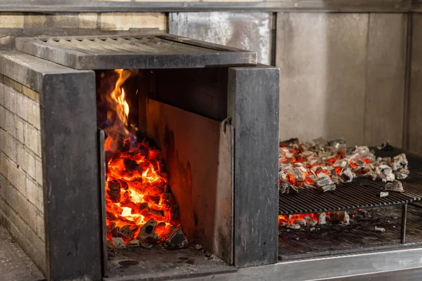 Typowego argentyńskiego grilla lub asado. Spalanie drewna w grill i czerwonych rozżarzonych węglach — Zdjęcie stockowe