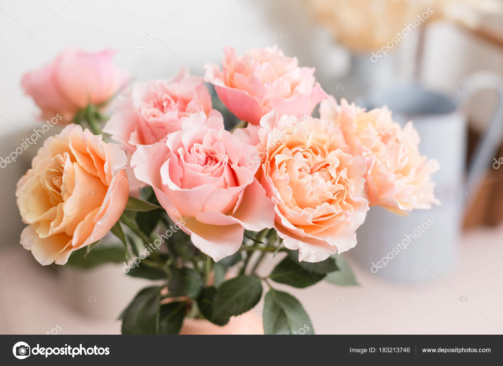 Bouquet De Fleurs De Roses Roses Dans Un Vase De Verre