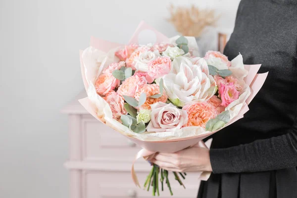 Belo buquê de luxo de flores mistas na mão da mulher. o trabalho da florista em uma loja de flores . — Fotografia de Stock