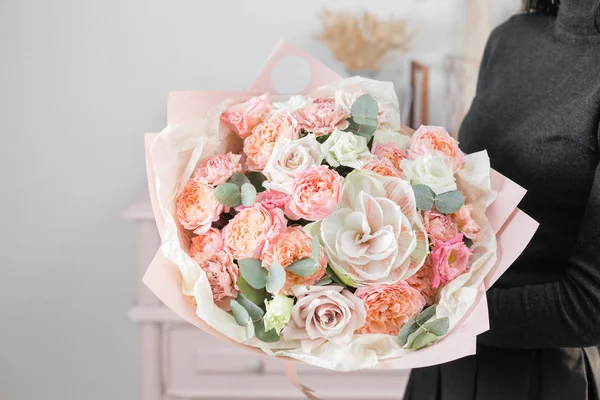 Красивий розкішний букет змішаних квітів в руці жінки. роботи флориста в квітковому магазині . — стокове фото