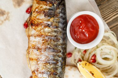 ızgara uskumru. Rustik bir masada ahşap bir gemide hizmet. Barbekü Restoran Menü, bir dizi farklı etler anf balık fotoğrafları