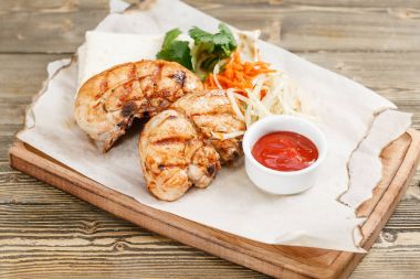 ızgara tavuk göğsü. Rustik bir masada ahşap bir gemide hizmet. Barbekü Restoran Menü, bir dizi farklı etler Fotoğraflar