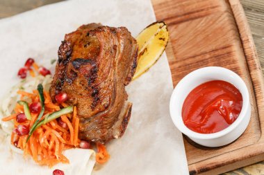 Dana kaburga ızgara. Rustik bir masada ahşap bir gemide hizmet. Barbekü Restoran Menü, bir dizi farklı etler Fotoğraflar