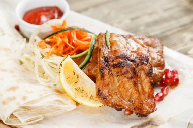 Izgara domuz pirzola. Rustik bir masada ahşap bir gemide hizmet. Barbekü Restoran Menü, bir dizi farklı etler Fotoğraflar