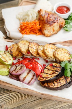 ızgara sebze. Rustik bir masada ahşap bir gemide hizmet. Barbekü Restoran Menü, bir dizi farklı yemekler fotoğrafları