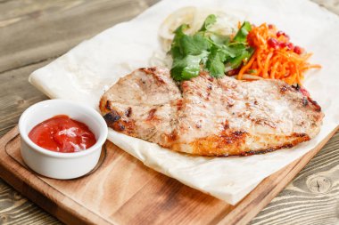 domuz biftek ızgara. Rustik bir masada ahşap bir gemide hizmet. Barbekü Restoran Menü, bir dizi farklı etler Fotoğraflar