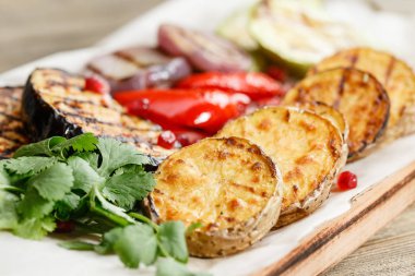 ızgara sebze. Rustik bir masada ahşap bir gemide hizmet. Barbekü Restoran Menü, bir dizi farklı yemekler fotoğrafları