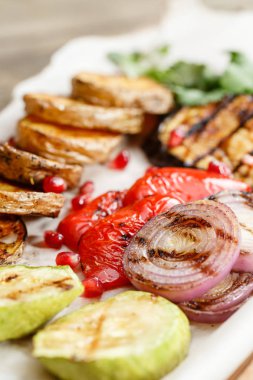 ızgara sebze. Rustik bir masada ahşap bir gemide hizmet. Barbekü Restoran Menü, bir dizi farklı yemekler fotoğrafları