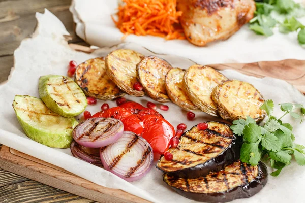 Grilled vegetables. Serving on a wooden Board on a rustic table. Barbecue restaurant menu, a series of photos of different dishes — Stock Photo, Image