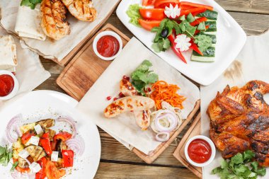 ızgara sosis ve tavuk. Rustik bir masada ahşap bir gemide hizmet. Barbekü Restoran Menü, bir dizi farklı etler Fotoğraflar