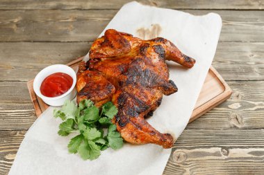 ızgara tavuk. Rustik bir masada ahşap bir gemide hizmet. Barbekü Restoran Menü, bir dizi farklı etler Fotoğraflar