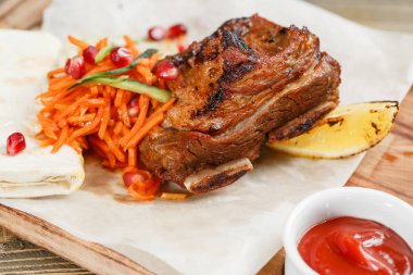 ızgara dana kaburga. Rustik bir masada ahşap bir gemide hizmet. Barbekü Restoran Menü, bir dizi farklı etler Fotoğraflar