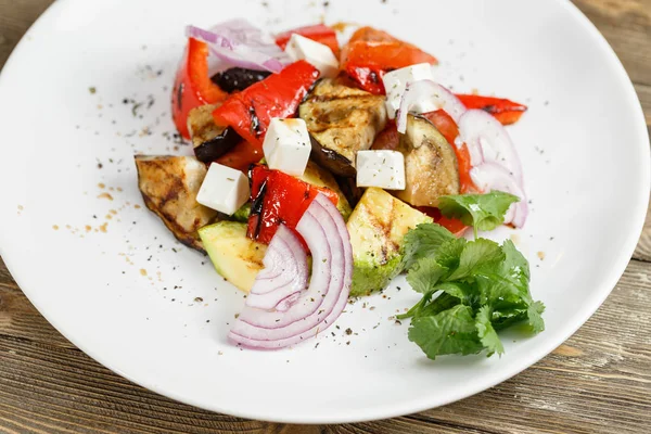 Salade de légumes grillés au poivron rouge, aubergine, oignons, fromage feta, poivrons, coriandre et tomate . — Photo