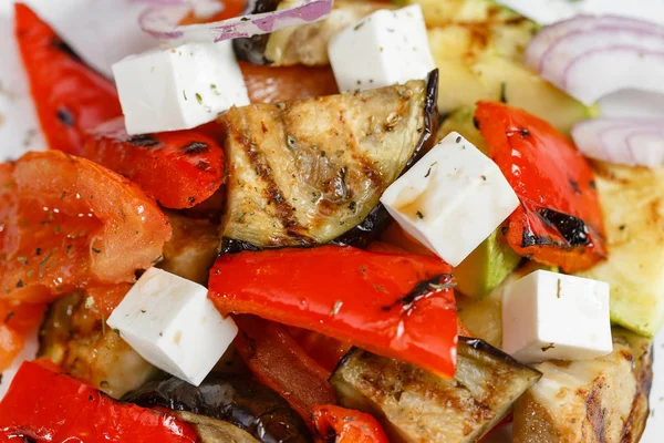 Salade de légumes grillés au poivron rouge, aubergine, oignons, fromage feta, poivrons, coriandre et tomate . — Photo