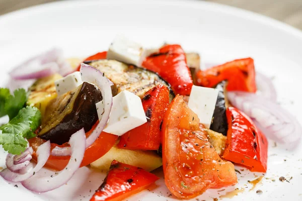 Salade de légumes grillés au poivron rouge, aubergine, oignons, fromage feta, poivrons, coriandre et tomate . — Photo