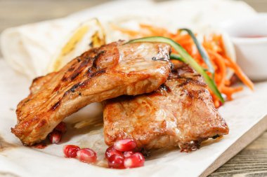 Izgara domuz pirzola. Rustik bir masada ahşap bir gemide hizmet. Barbekü Restoran Menü, bir dizi farklı etler Fotoğraflar