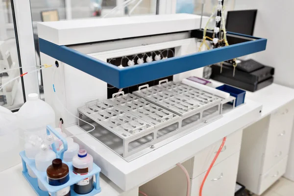 tıbbi cihazlar için analiz eder. kan AIDS ve diğer hastalıklar için test. DNA'ın tanımı.