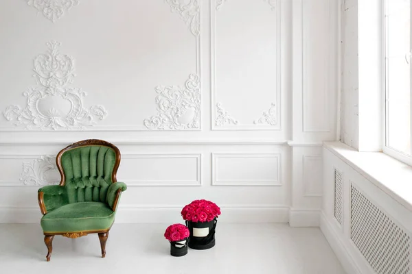 Стены с лепниной. Розовые розы в черном ящике. Перфектный подарок в роскошном интерьере гостиной. Копирование пространства — стоковое фото