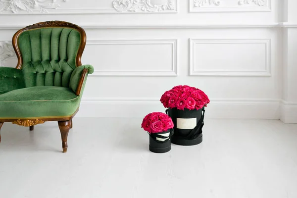 Wall with stucco. Pink roses in black box. Perfect gift in luxury interior of living room. Copy space — Stock Photo, Image