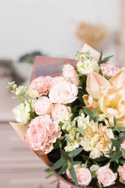 güzel lüks buket karışık kadın elinde. bir çiçek mağazası, çiçekçi iş.