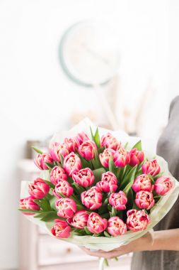 güzel lüks buket Pembe Lale çiçek kadın elinde. bir çiçek mağazası, çiçekçi iş.