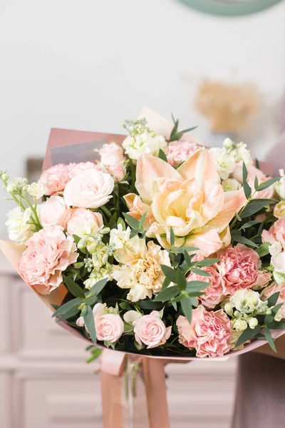 Красивий розкішний букет змішаних квітів в руці жінки. роботи флориста в квітковому магазині . — стокове фото