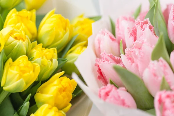 Tuips gros plan. Concept de fleuriste. Couleur mélangée. Fleurs fraîches de printemps dans la salle de réfrigérateur pour les fleurs. Bouquets sur étagère, affaires de fleuriste . — Photo