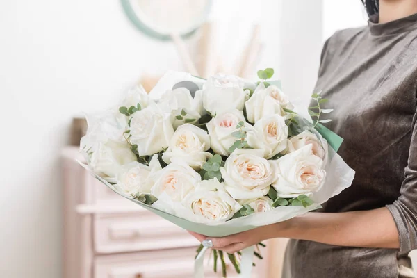 Beautiful luxury bouquet of white rose in woman hand. the work of the florist at a flower shop. David Austin — Stock Photo, Image