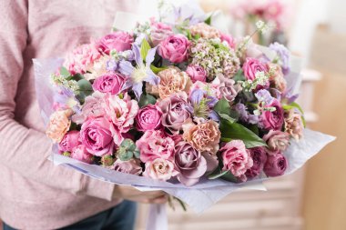 güzel lüks buket karışık kadın elinde. bir çiçek mağazası, çiçekçi iş.