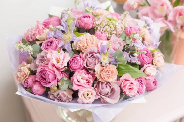 Cam vazo içinde karışık çiçekli buket güzel lüks. bir çiçek mağazası, çiçekçi iş.