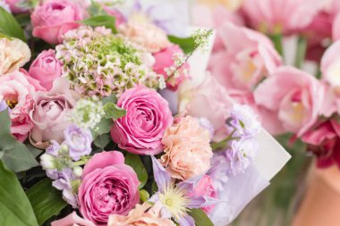 Cam vazolarda karışık çiçeklerden oluşan güzel bir buket. Çiçekçi dükkanındaki çiçekçinin işi. Duvar Kağıdı