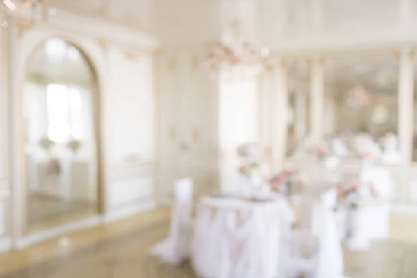 Abstrakte Unschärfe. geschmückter Tisch und Stühle für ein festliches Abendessen. Luxus-Dekor mit Tageslicht. modernes Fotostudio. Licht Frühling Zimmer Studio Interieur. — Stockfoto