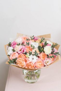 çiçek Dükkanı kavramı. Yakın çekim güzel lüks ahşap masa üzerinde karışık çiçekli buket. Duvar kağıdı