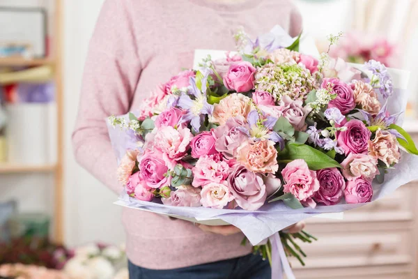 Beau bouquet de luxe de fleurs mixtes à la main de la femme. le travail du fleuriste dans un magasin de fleurs . — Photo