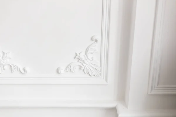Interiér je drahé. Štukové prvky na zeď světle luxusní. Bílé vzorované. Lišty prvek ze sádry. Příslušenstvím styl — Stock fotografie