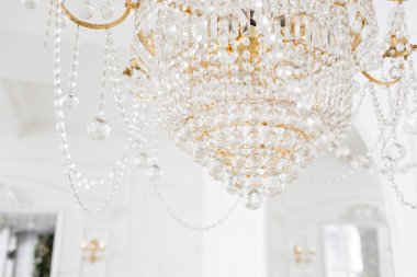 Pahalı iç. Büyük elektrik avize şeffaf cam boncuklar yapılmış. Beyaz tavan alçı kalıp ile dekore edilmiştir. Beyaz desenli. Alçı öğesinden pervaz.