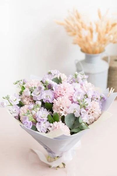 Conceito de loja de flores. Close-up belo lindo buquê de flores mistas em mesa de madeira. Papel de parede — Fotografia de Stock