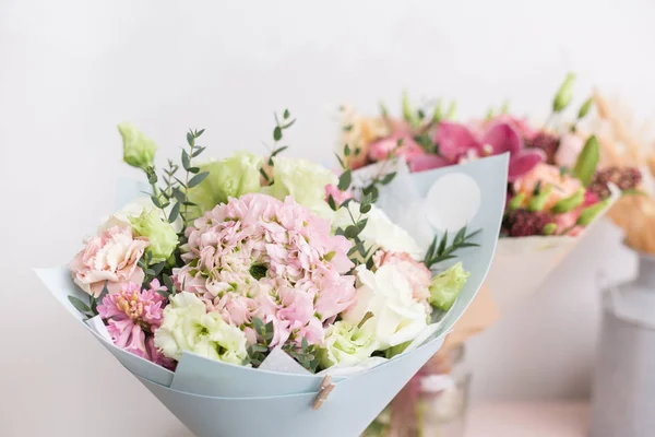Concetto di negozio di fiori. Primo piano bel mazzo di fiori misti su tavolo di legno. Sfondo — Foto Stock