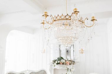 Pahalı iç. Büyük elektrik avize şeffaf cam boncuklar yapılmış. Beyaz tavan alçı kalıp ile dekore edilmiştir. Beyaz desenli. Alçı öğesinden pervaz.