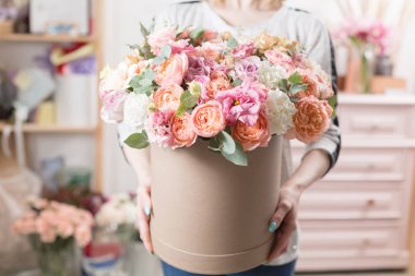 güzel lüks buket karışık kadın elinde. bir çiçek mağazası, çiçekçi iş.