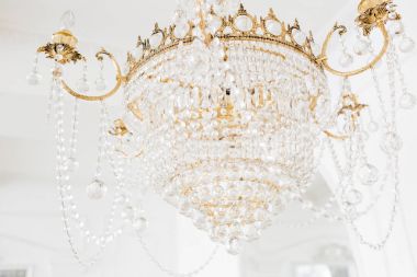 Pahalı iç. Büyük elektrik avize şeffaf cam boncuklar yapılmış. Beyaz tavan alçı kalıp ile dekore edilmiştir. Beyaz desenli. Alçı öğesinden pervaz.