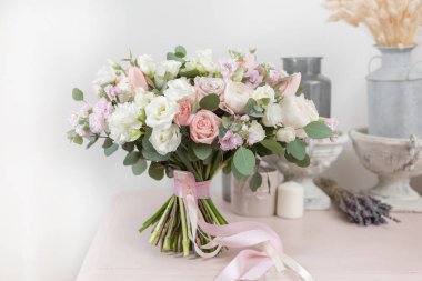 güzel lüks buket pembe tablo karışık çiçek. Çiçekçi Çiçek dükkanında çalışır. Düğün