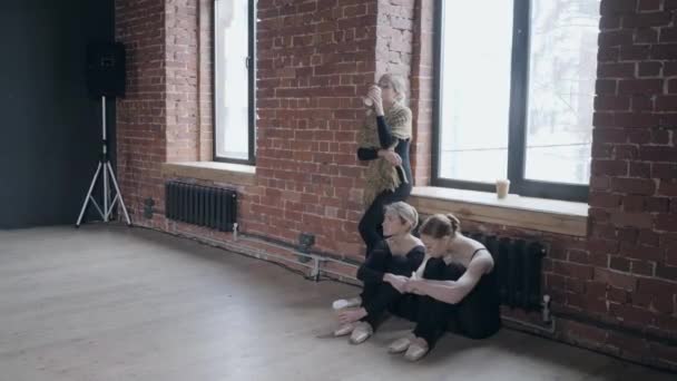 Chicas bailarinas jóvenes. Mujeres en el ensayo tomando una taza de té o café — Vídeos de Stock