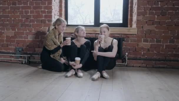 Chicas bailarinas jóvenes. Mujeres en el ensayo tomando una taza de té o café — Vídeos de Stock